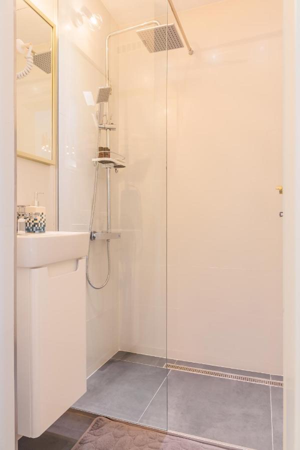 New Studio Carturesti - City Center Boekarest Buitenkant foto