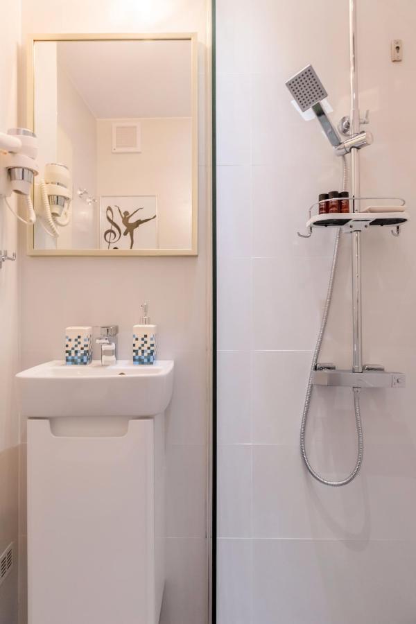 New Studio Carturesti - City Center Boekarest Buitenkant foto