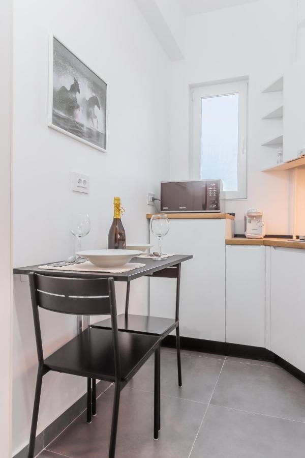 New Studio Carturesti - City Center Boekarest Buitenkant foto