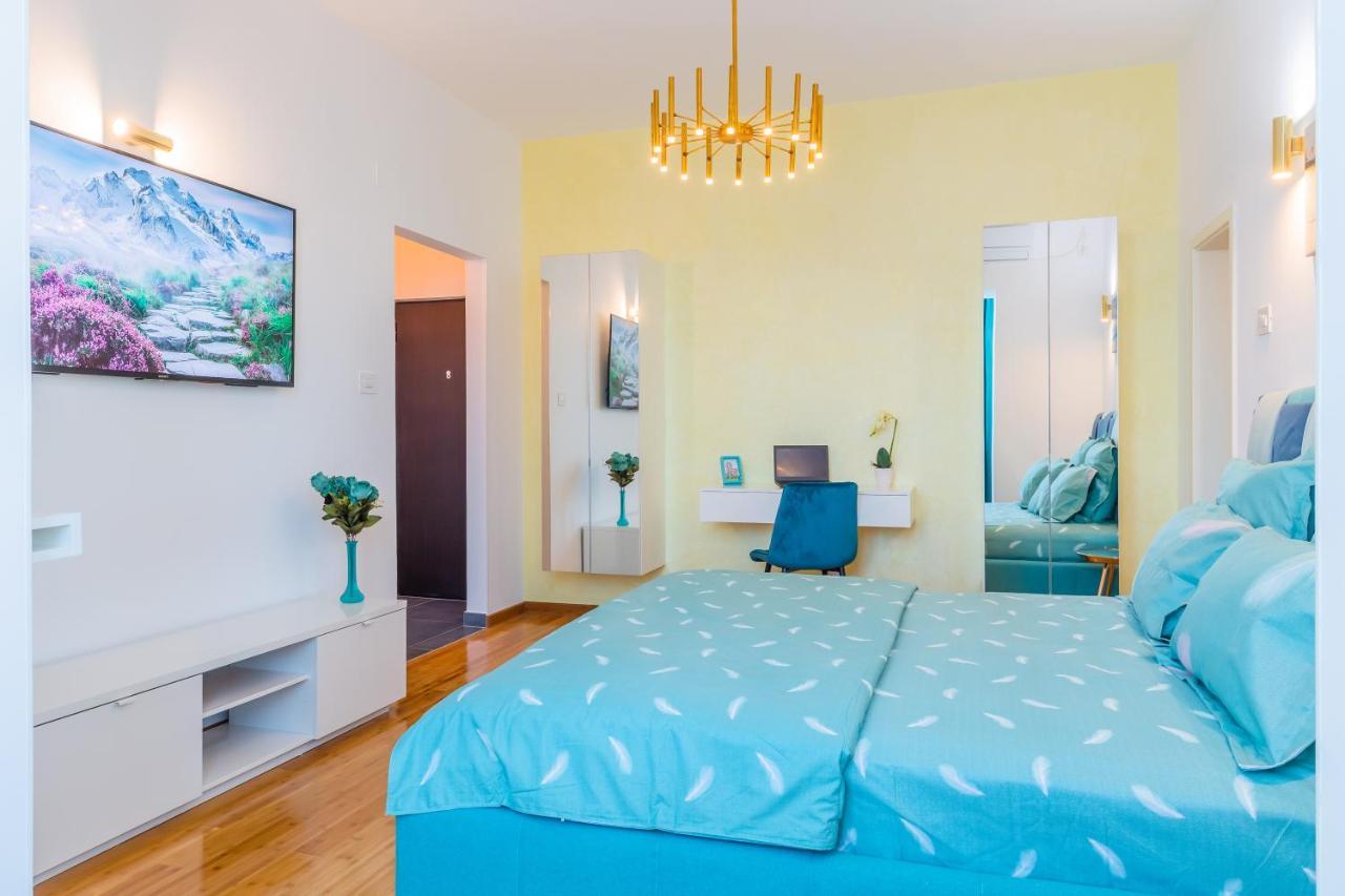 New Studio Carturesti - City Center Boekarest Buitenkant foto